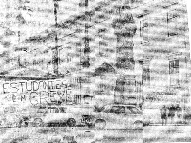 FCL -  Cartazes na entrada da av. das Palmeiras -anos 70